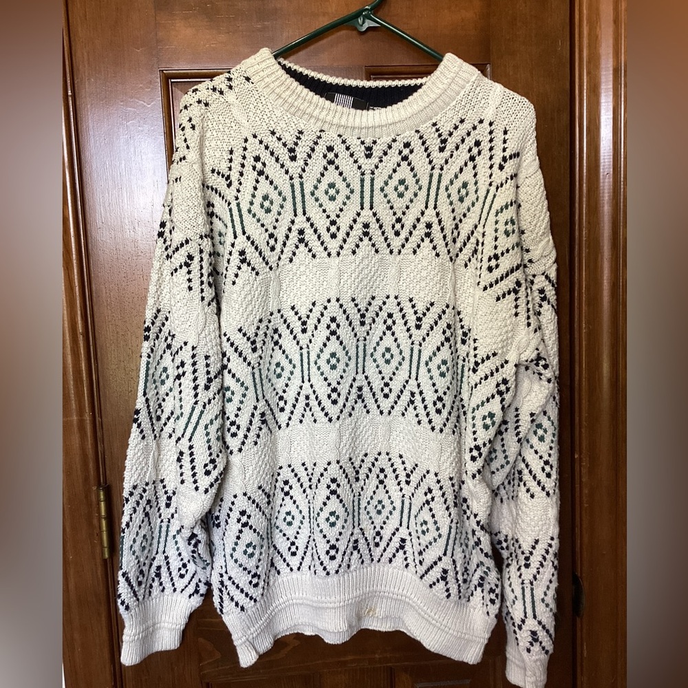 Expressions L men’s sweater cable patterned very nice condition